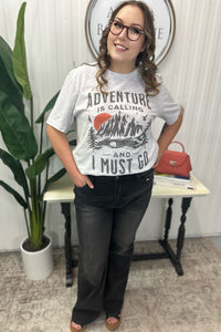 ADVENTURE IS CALLING GRAPHIC TEE (CURVE)