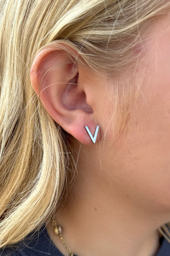 V STUD EARRINGS